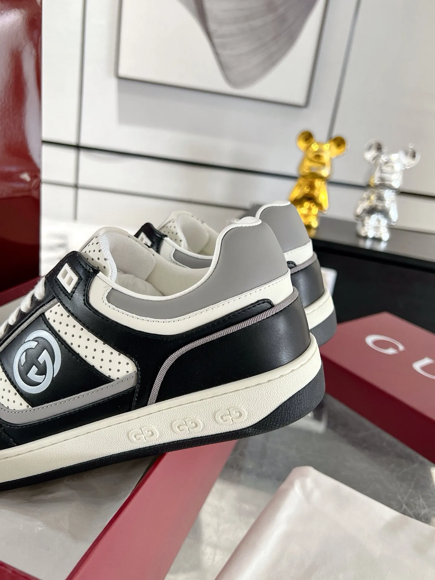 👟👟Ex-factory price 700👟👟 The latest casual sneakers for couples in white shoes❗️❗️ Original purchase, development and production. The sneakers are inspired by the classic sneakers of the 1970s, and the name is taken from the defensive movements in sports. This accessory is crafted from white leather, with an interlocking Double G stripe webbing embellished on the side, and the Gucci retro logo embellished on the shoe body. Original imported first-layer cowhide. Original custom-made soft sheepskin lining. Original open-molded TPU outsole. Bottom thickness: 2.5CM. Size: 35-44 (45 is custom-made and cannot be returned or exchanged)
